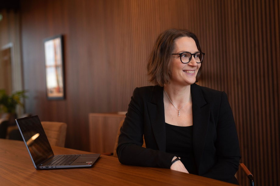 Therese Anhammer vid laptopen i ett mötesrum