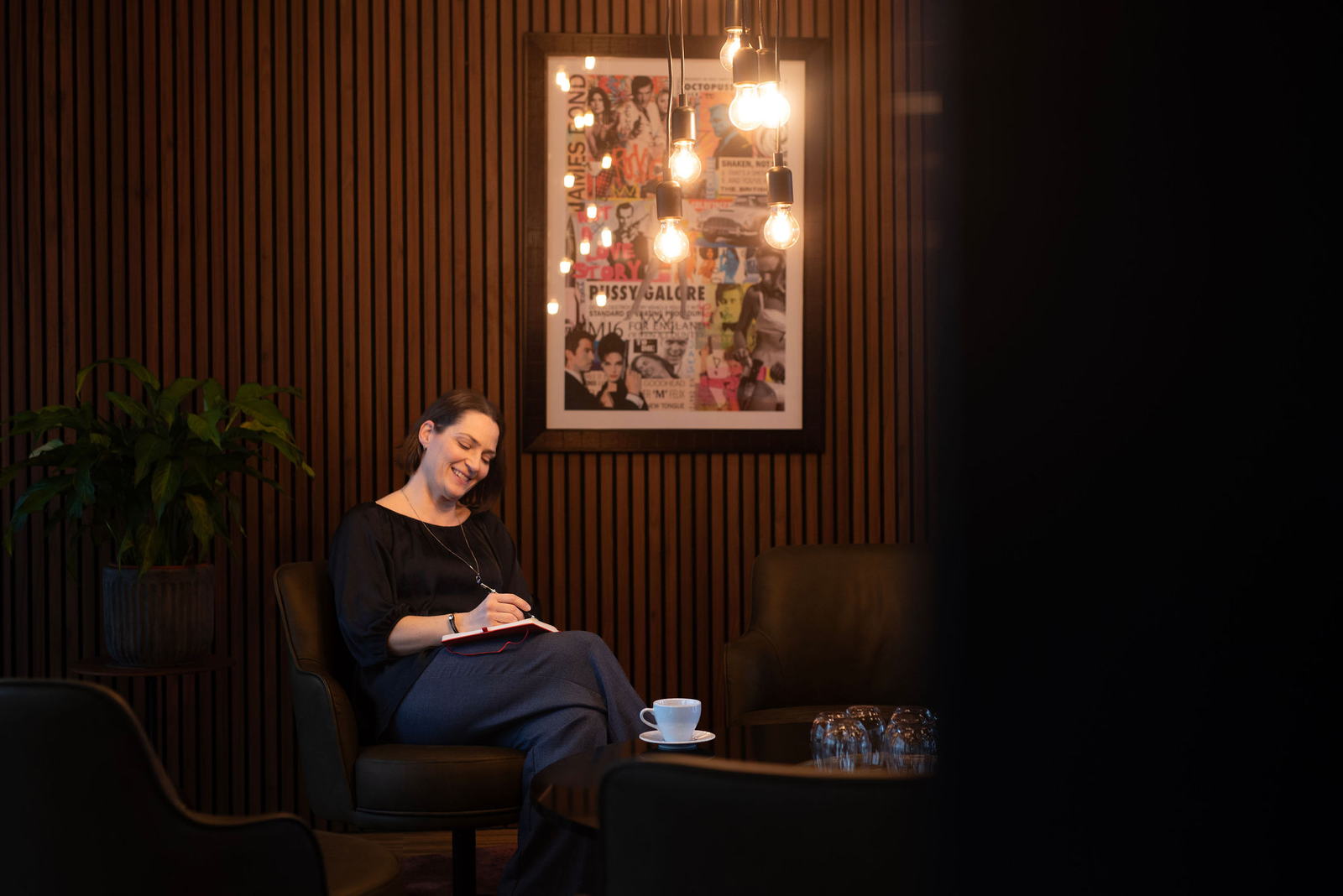 Therese Anhammer antecknar i en loungemiljö