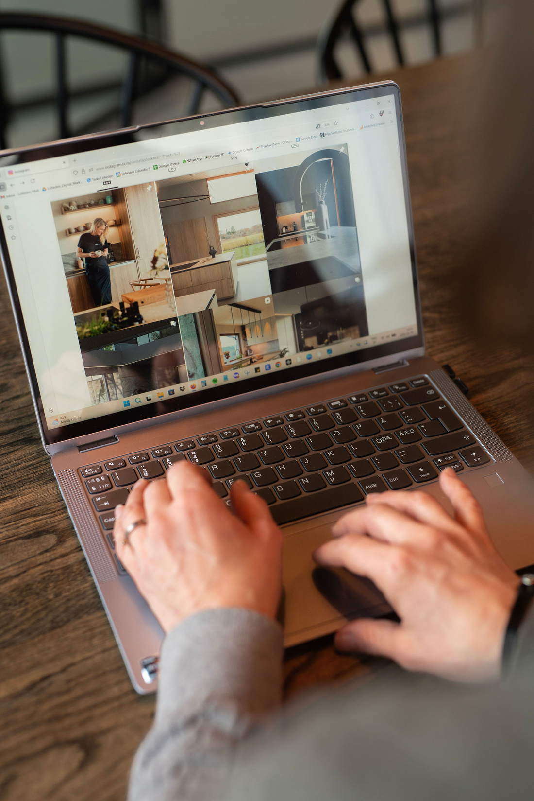 Ett Instagramflöde granskas på en laptop