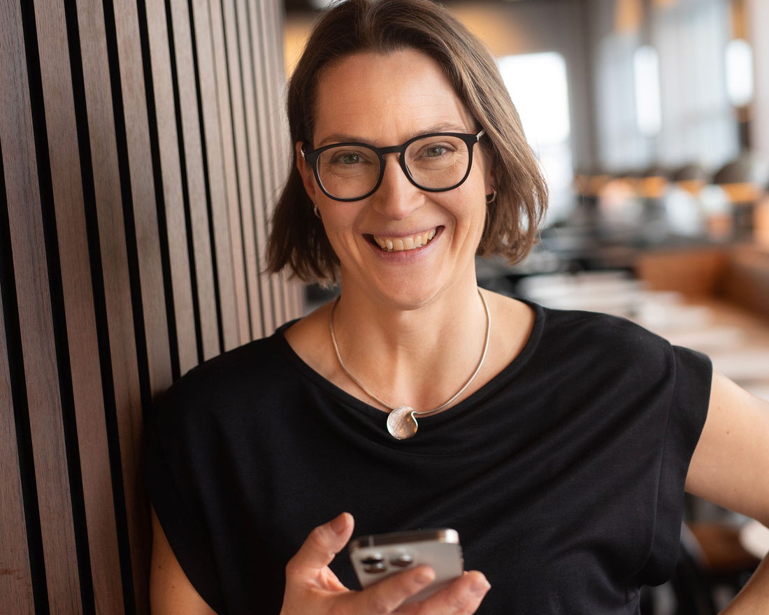 Therese Anhammer med mobiltelefonen i handen