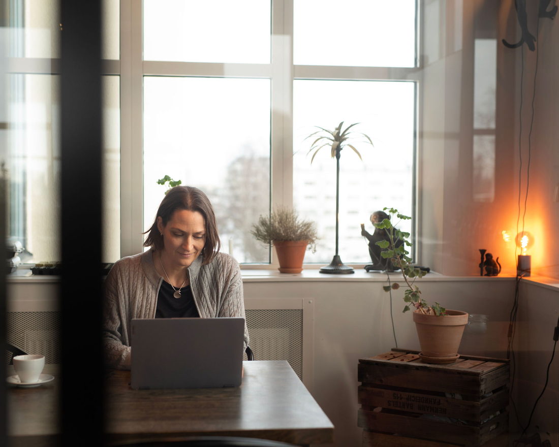 Therese Anhammer arbetar vid datorn i fönsterljuset